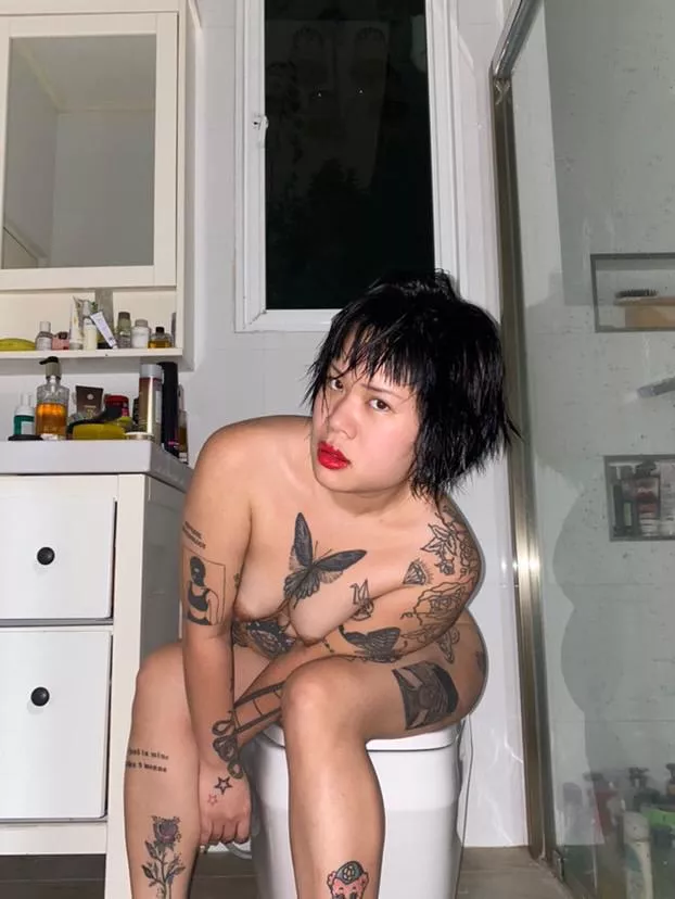 Casual nude here