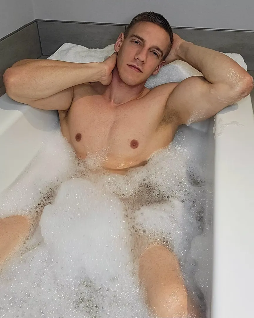 Come join me.. I’d love to start by kissing you while we soak in the warmth together 😈🥵🫦.. 