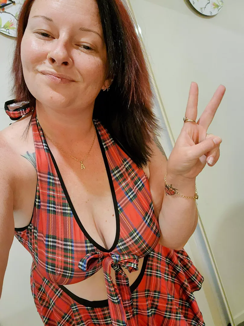 Come play with a naughty Aussie girl!