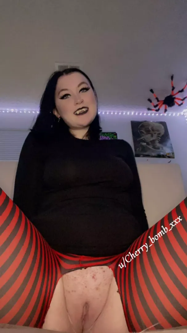 Fuck my vampire pussy🖤