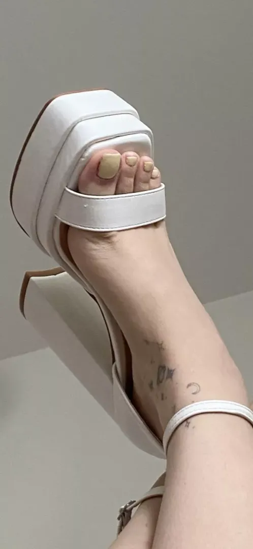 I Bet My Heel Is Bigger Than Your Cock, Loser!