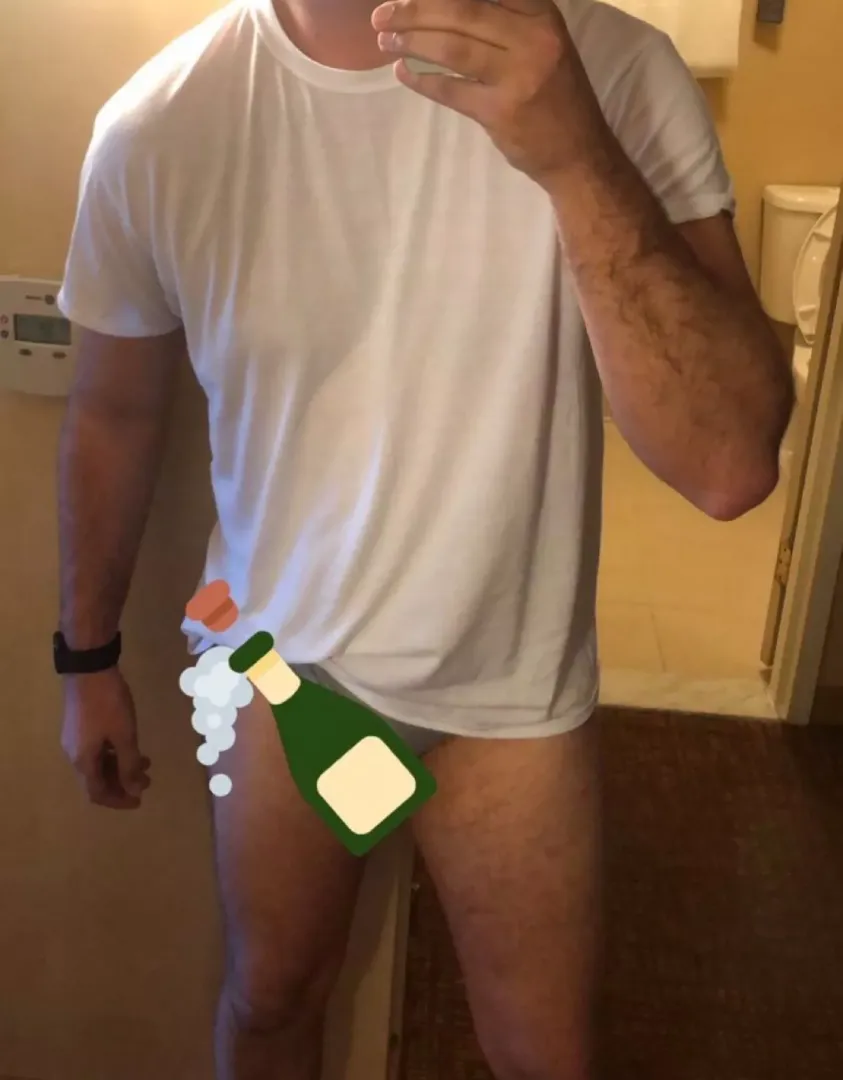 [M4MF] #Windermere - 30yo bi male looking for a fun couple, hotwife, cuck situation, group or more! Prefer under 40, but open. Hit me up and let’s do it! Pics in profile!