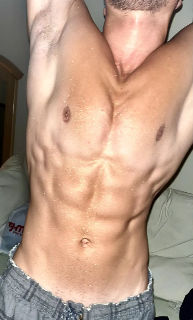 Suffocate in my muscular armpits 😈😈