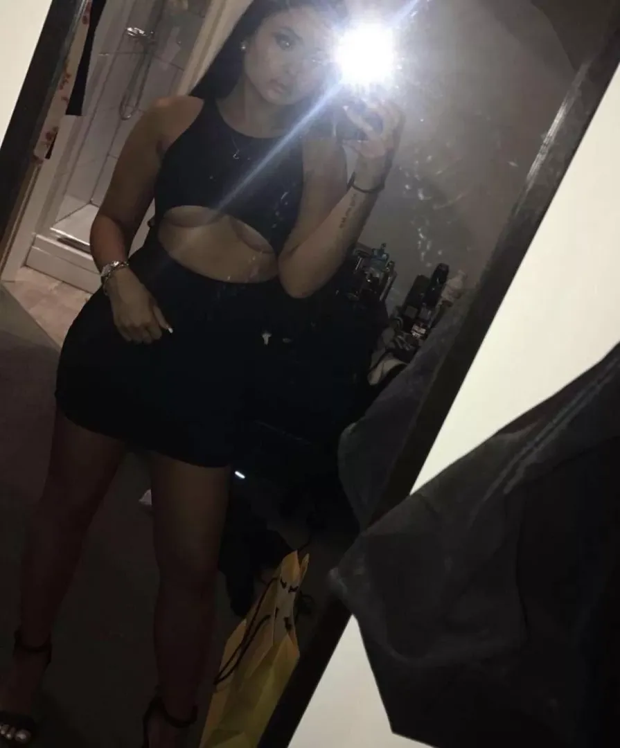 Underboob