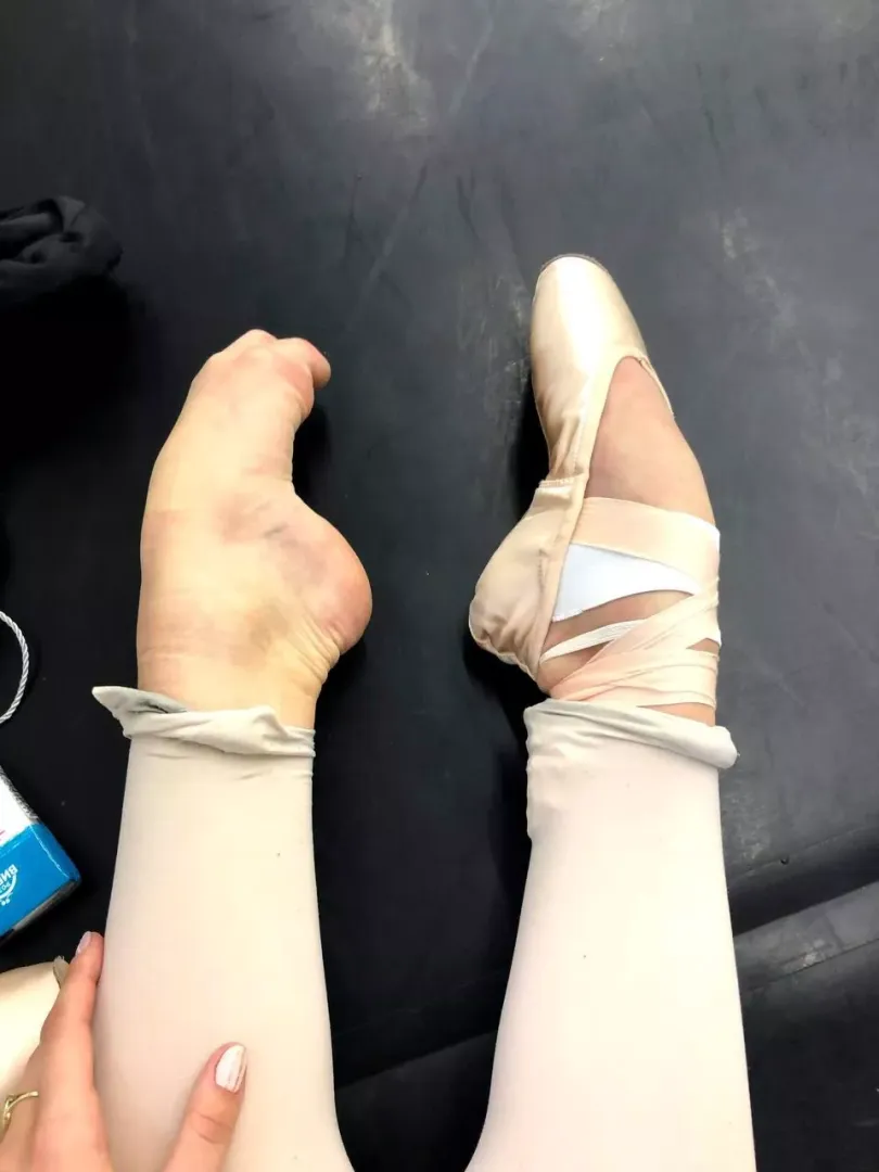 You know how smell my ballet feet ?
