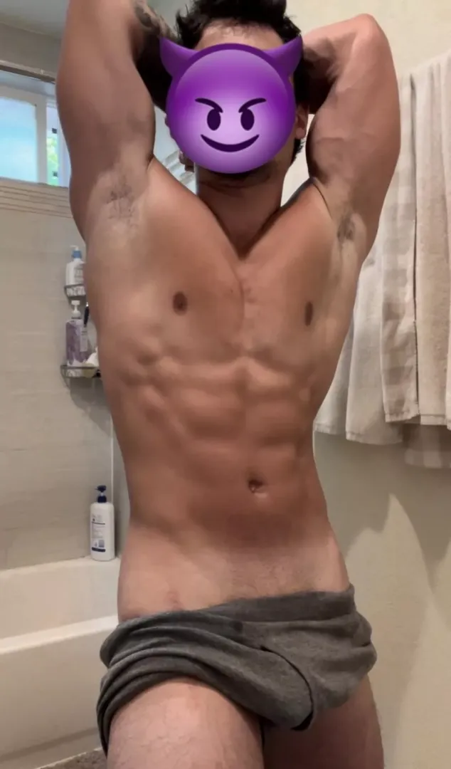 Your face should be stuck to my pits tonight 😈😈