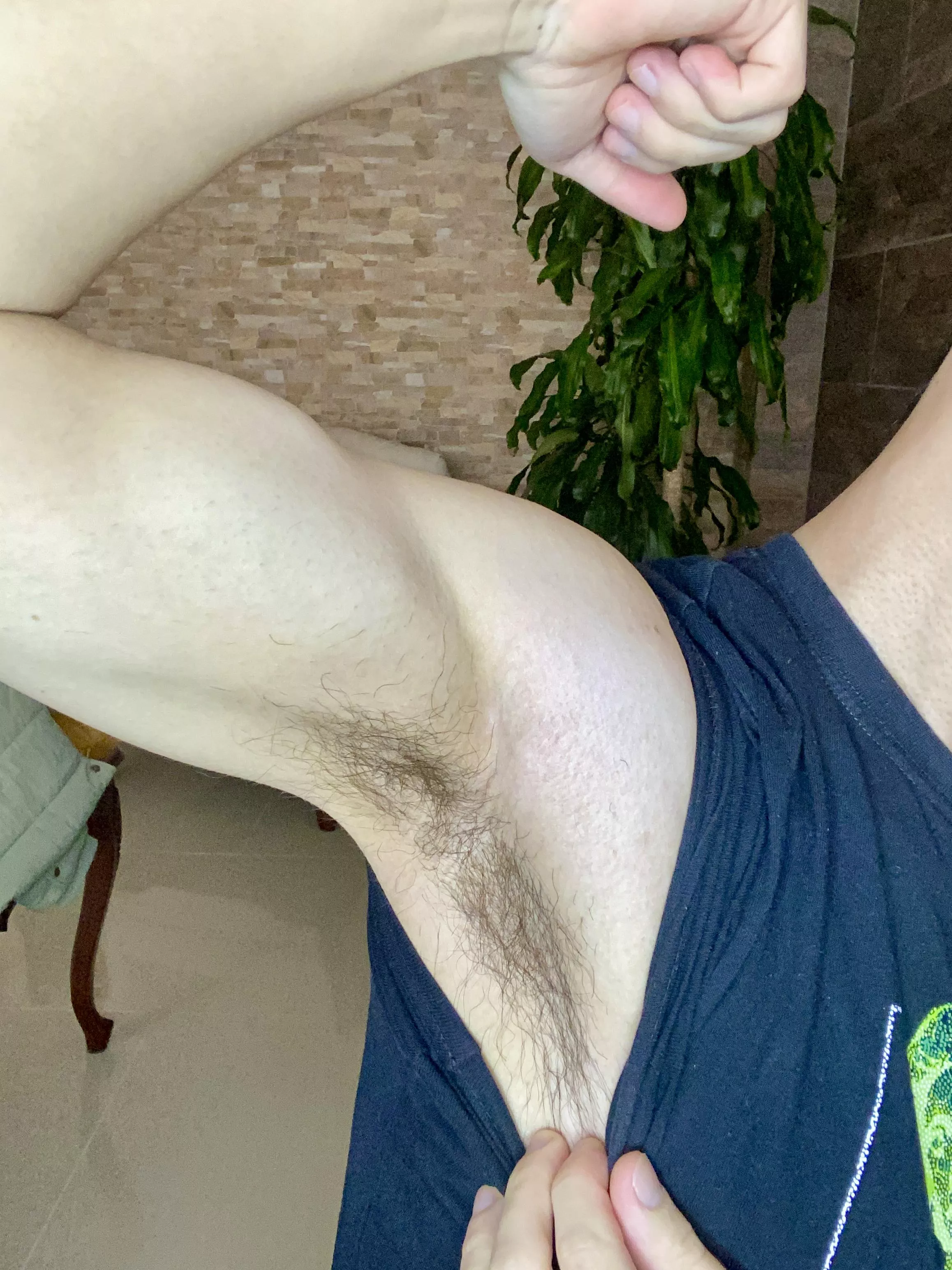 [19] do you guys like hairy pits 😏