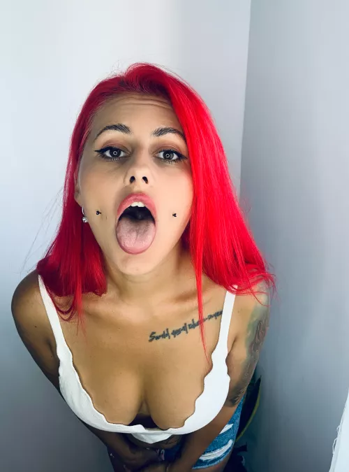 Cover my tongue in your cream, I want to taste it