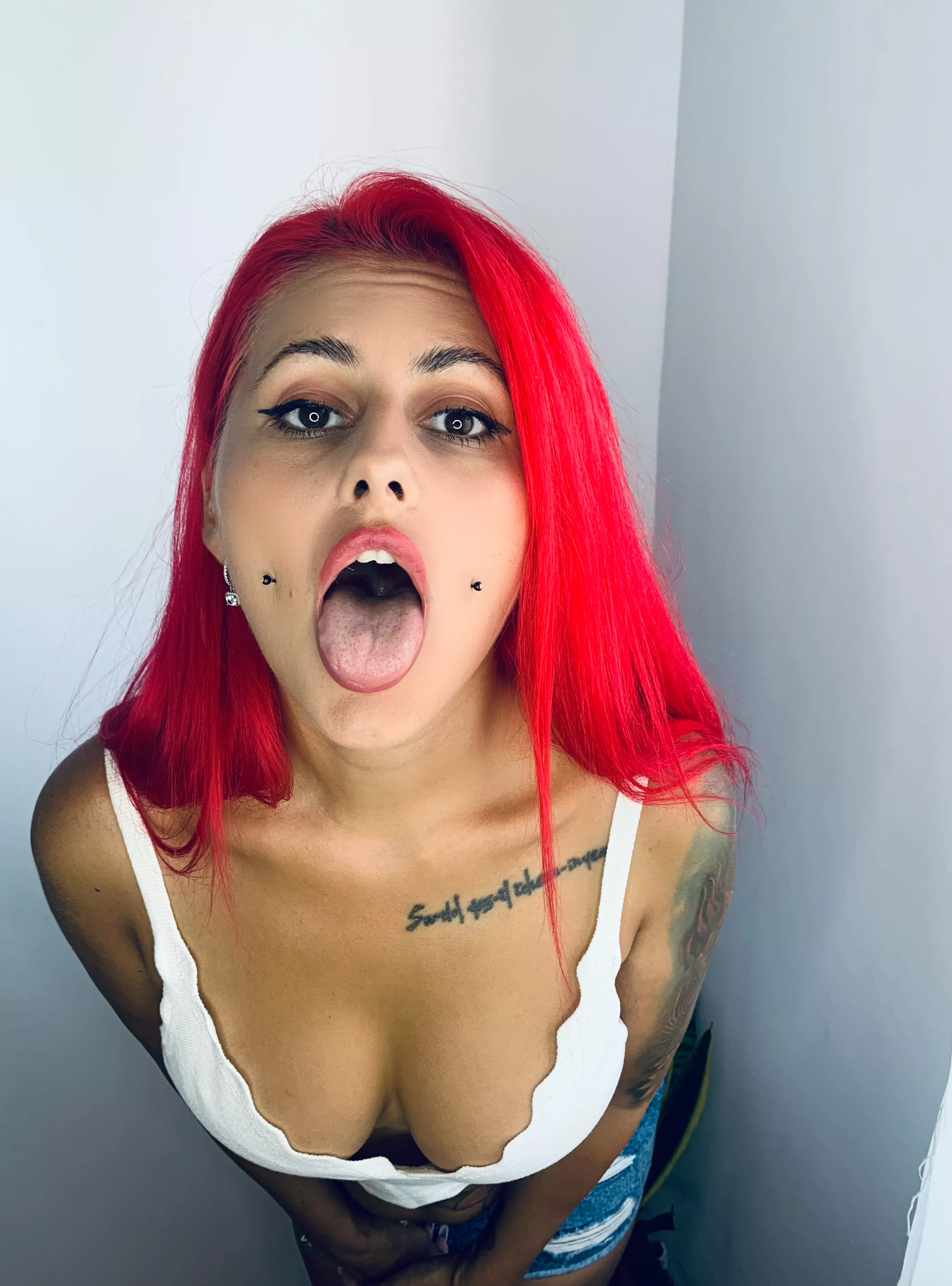 Cover my tongue in your cream, I want to taste it