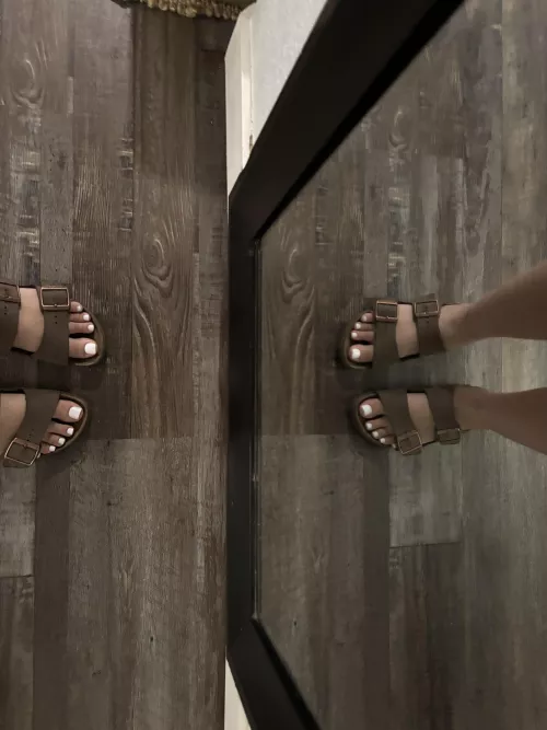 Do u like my sandals 