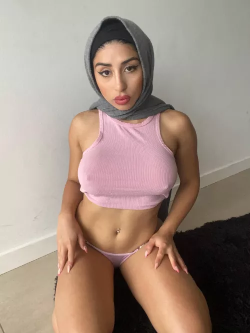 Do you wanna dominate a girl like me? 