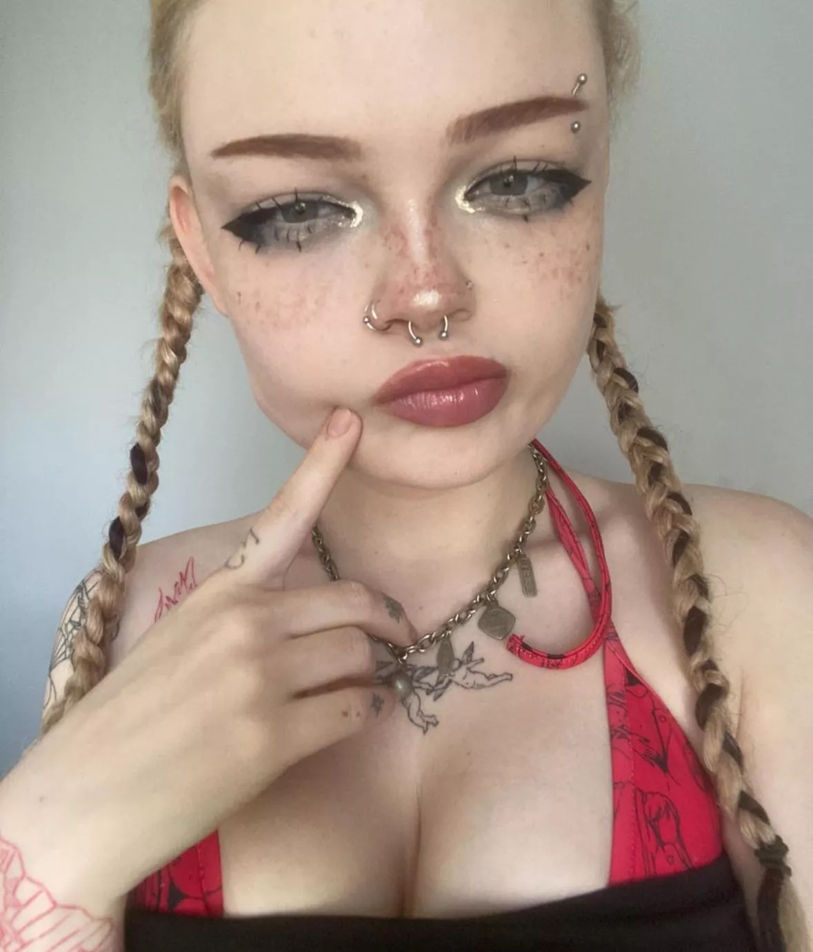 Ever called a young pretty British girl daddy ? Make it a first then :3