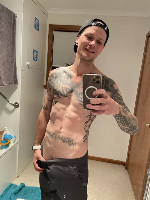 Ever served a tatted-up & hot AF Aussie alpha who’s everything you wish you were? Now’s your chance. Show me that you can be a “good boy” in the DMs 😈