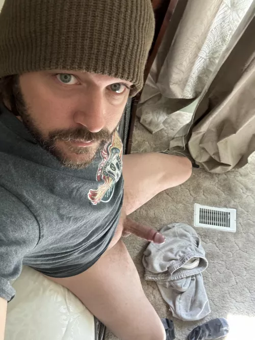 Got super horny doing chores. Looking for a good girl who like being on her knees [36]