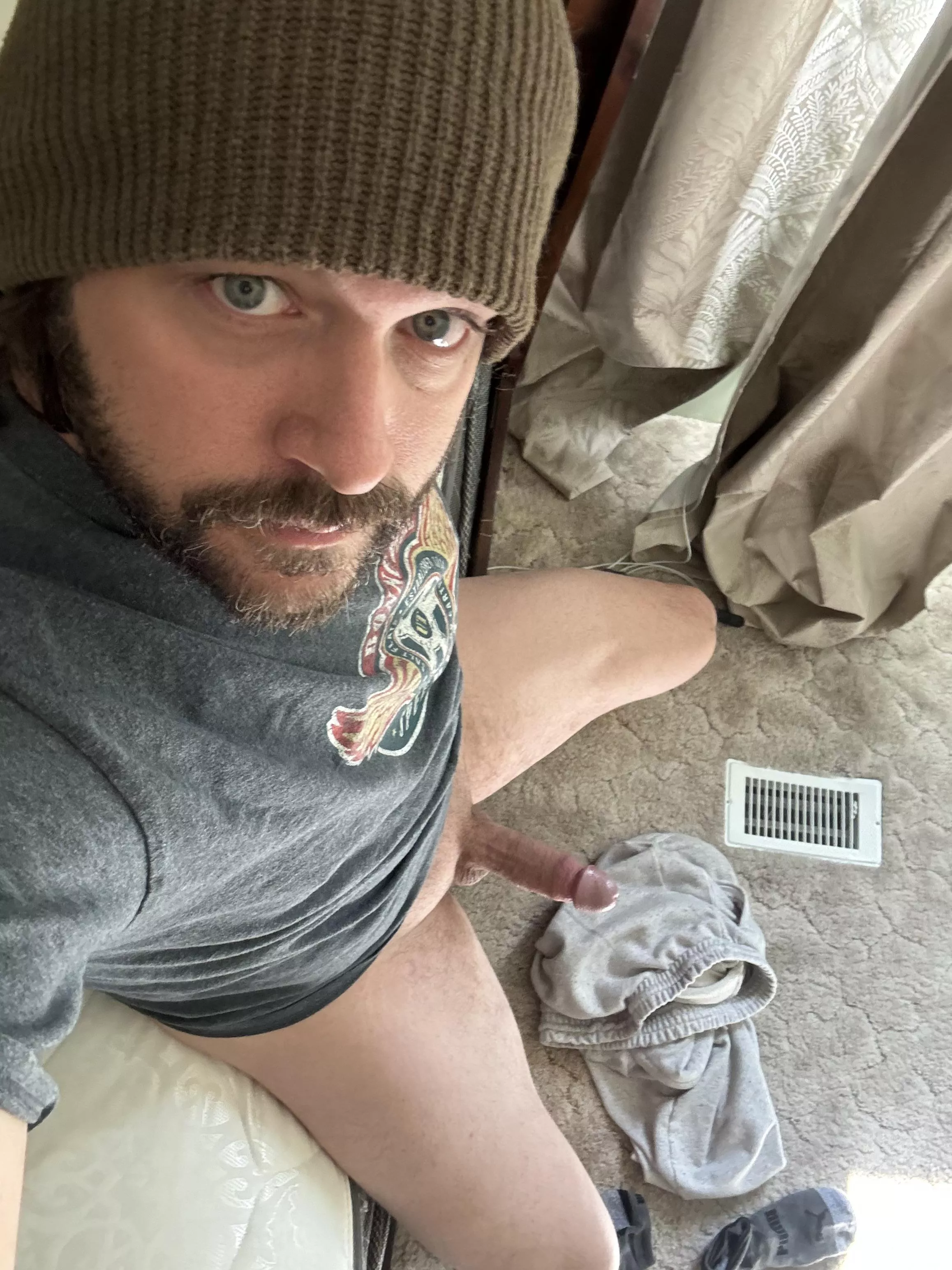 Got super horny doing chores. Looking for a good girl who like being on her knees [36]