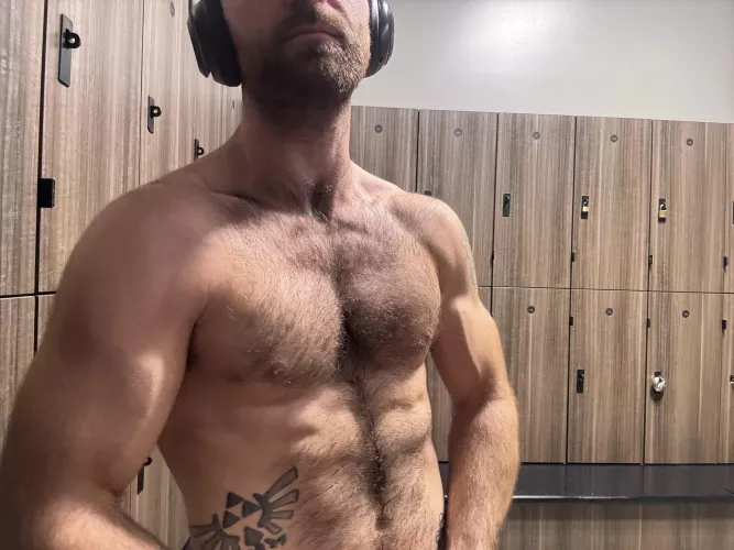 Gym lighting was hitting 🤪😇