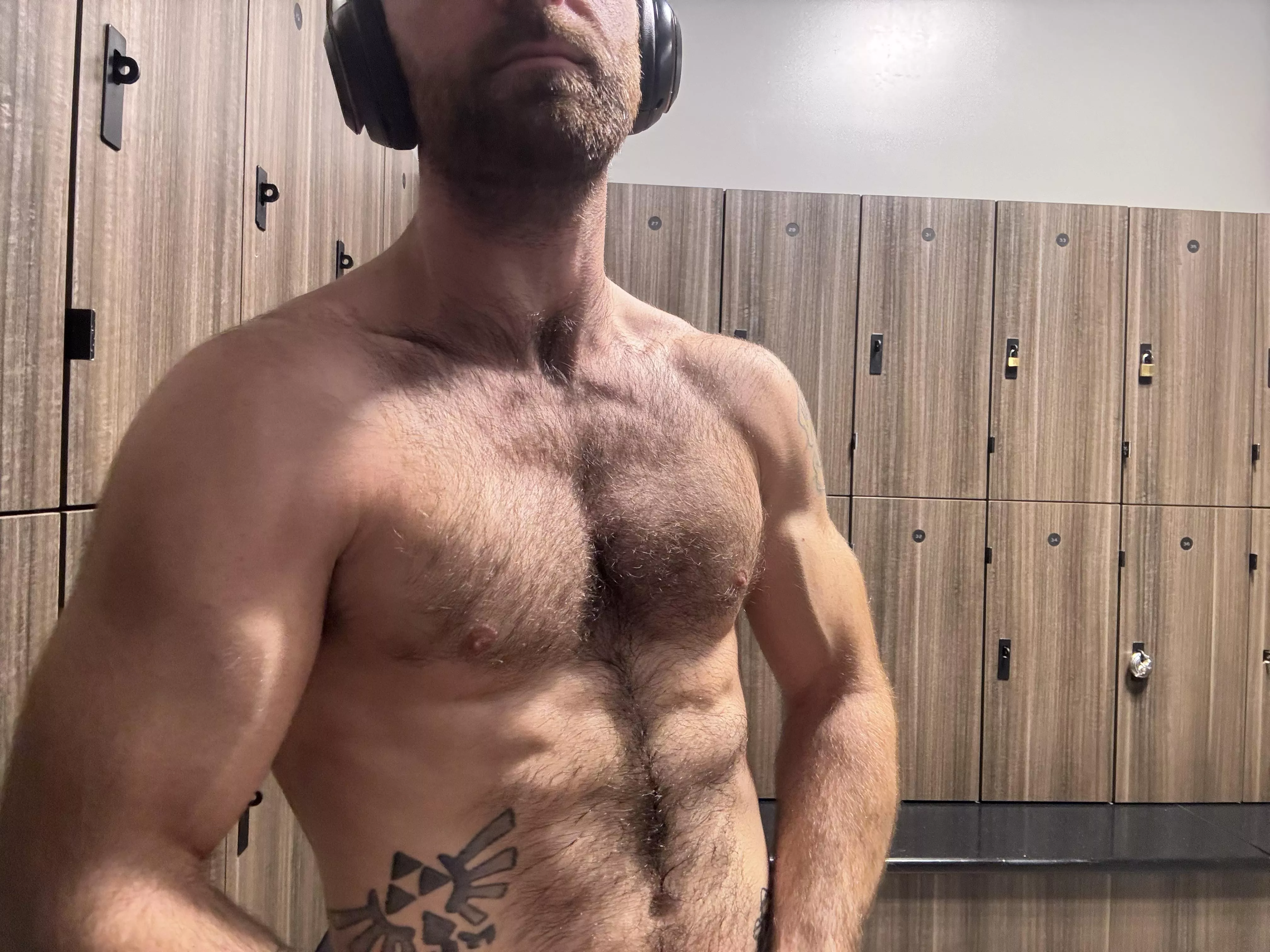 Gym lighting was hitting 🤪😇