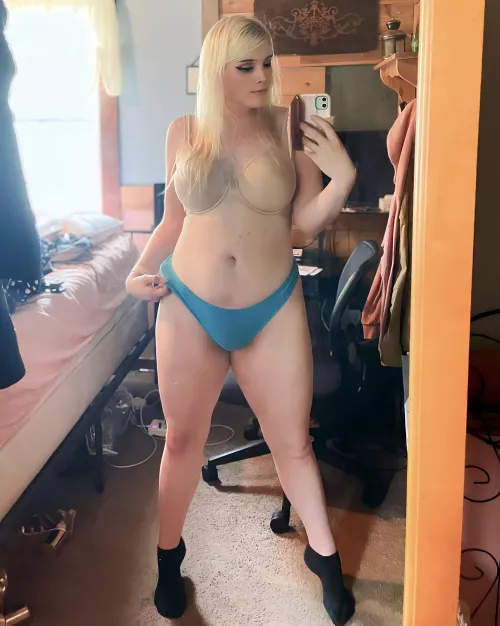 Hear me out, bulge but also thicc thighs 👀