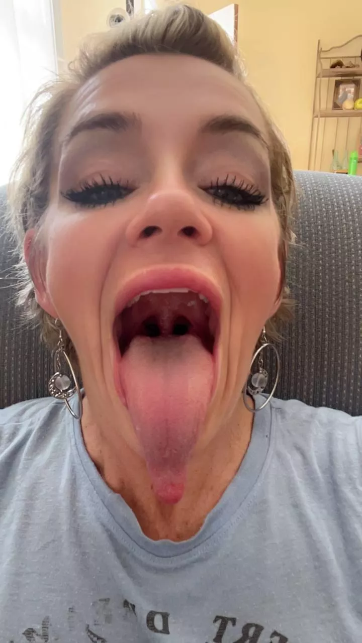 im for sure a good tongue girl