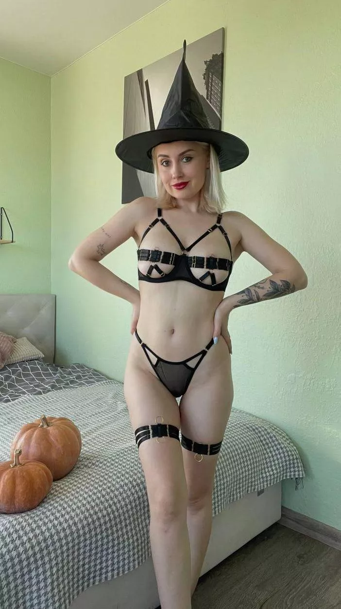 I'm preparing the outfit I'm going to wear tonight to visit a friend of my husband's. It's going to be a fun night. I hope my husband doesn't find out about it.