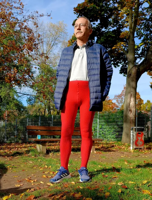 It's a good feeling to have tights on your legs. Wish you a nice Sunday from Germany.