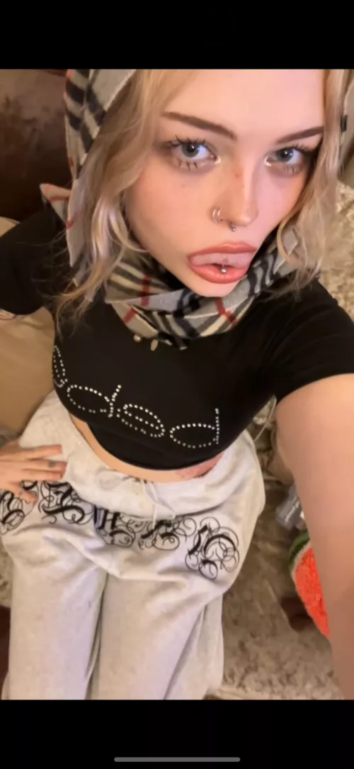 🇬🇧Keep me entertained looser. Let mommy treat you like her personal play thing :P bratty 21year old British queen 