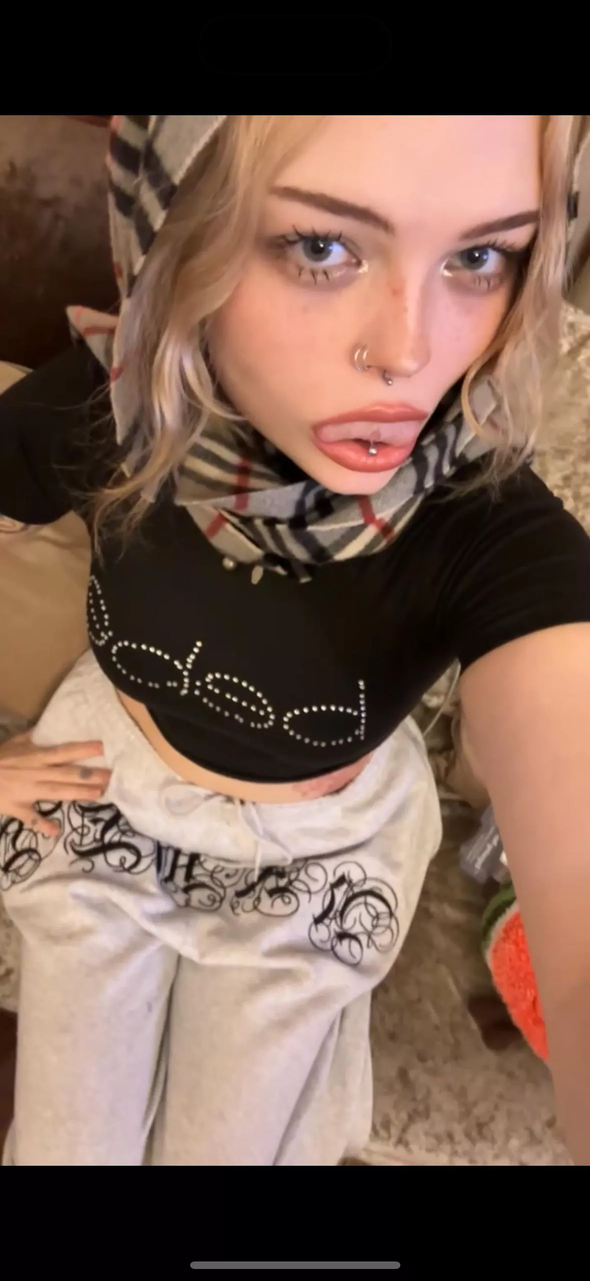 🇬🇧Keep me entertained looser. Let mommy treat you like her personal play thing :P bratty 21year old British queen 