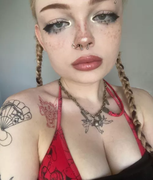 🇬🇧Keep me entertained looser. Let mommy treat you like her personal play thing :P bratty 21year old British queen 