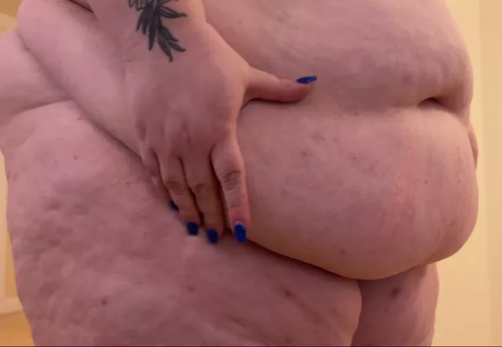 Look how fat my thighs are 🥰