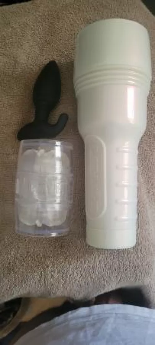 [M]4[F] Hollywood- Shy guy here 28! looking for a f to give me hj and help me explore my kinks