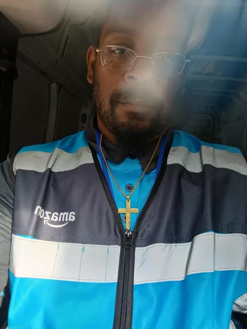 M4F single 39 420 friendly looking to chill and laugh hit me up 