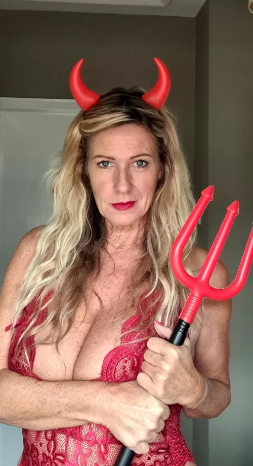 Naughty blonde milf 😈 🇬🇧