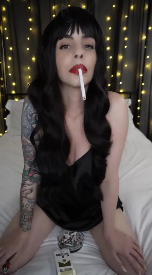 Red lipstick always does the trick 💋💨💨💨