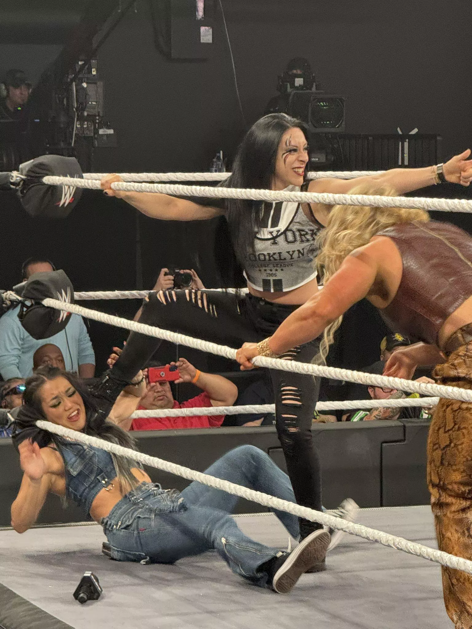 Stephanie Vaquer with her boot on Roxanne's face