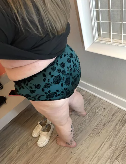 Wanna give this ass some fitting room attention 