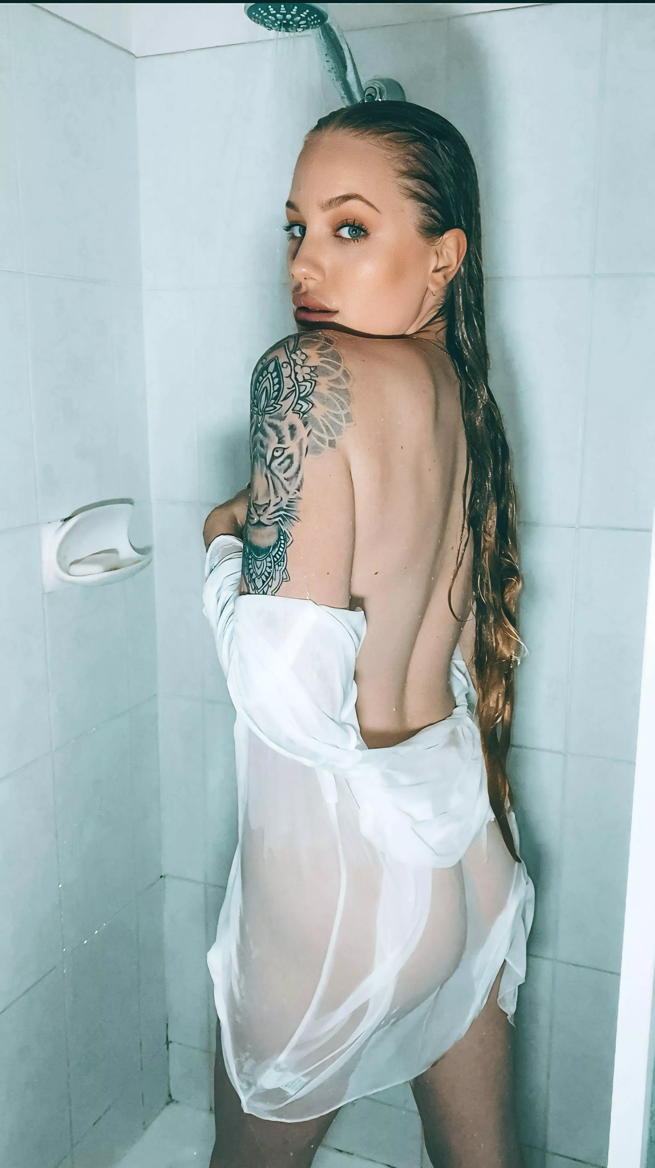 Would you join me in the shower? Or watch me have a shower ?