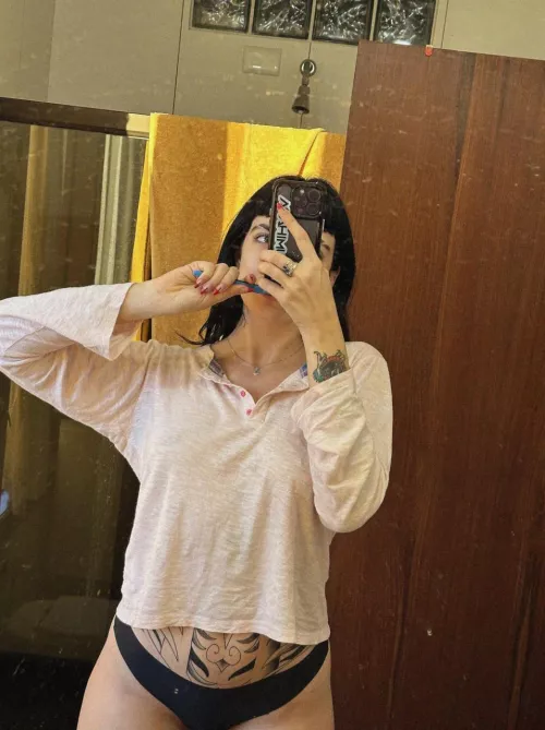 23 [F4M] feeling a bit cheeky with nothing but time on my hands… care to play? 