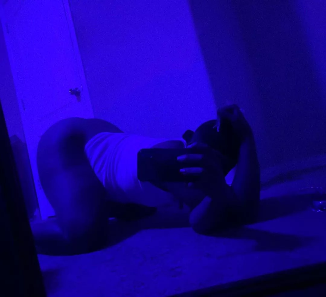 Come bury that meat in these cheeks