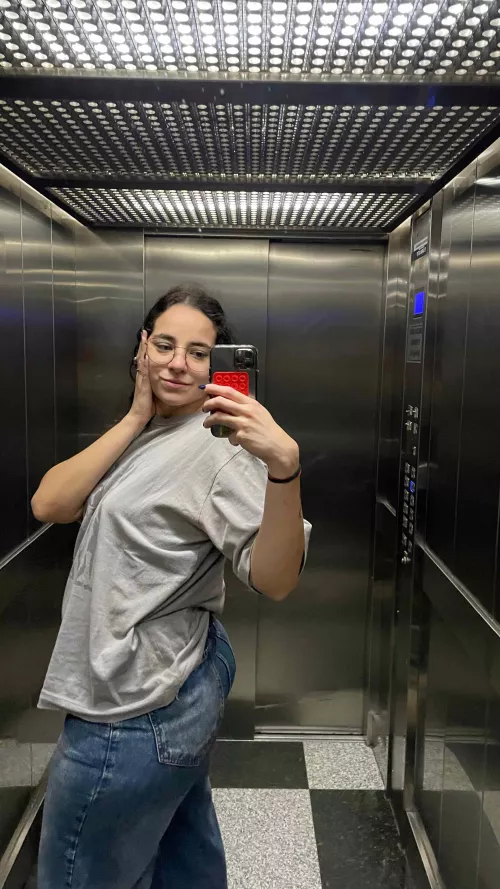 Early morning class but im looking for a good fuck after work, who's located nearby?