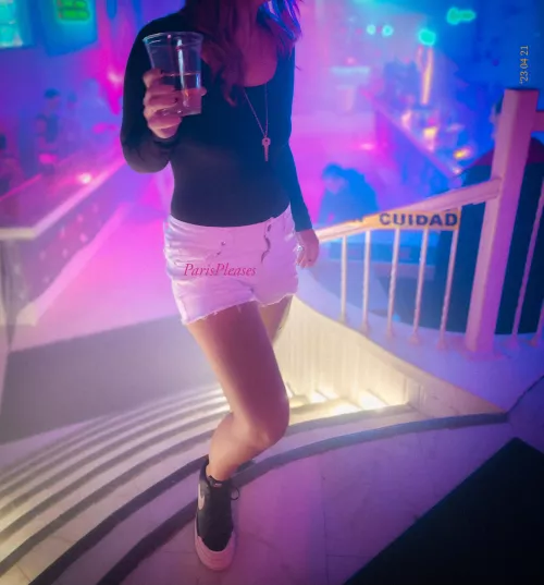 Had to take a break from dancing since hubby was having a hard time straining in his cage.....