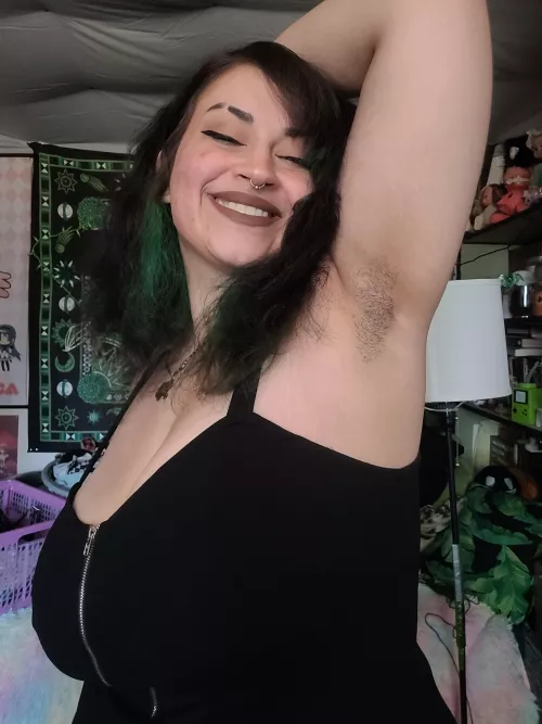Hairy armpit princess :3