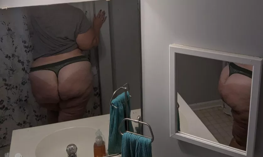 Happy Thicc Thursday! 🍑 From two angles!😋