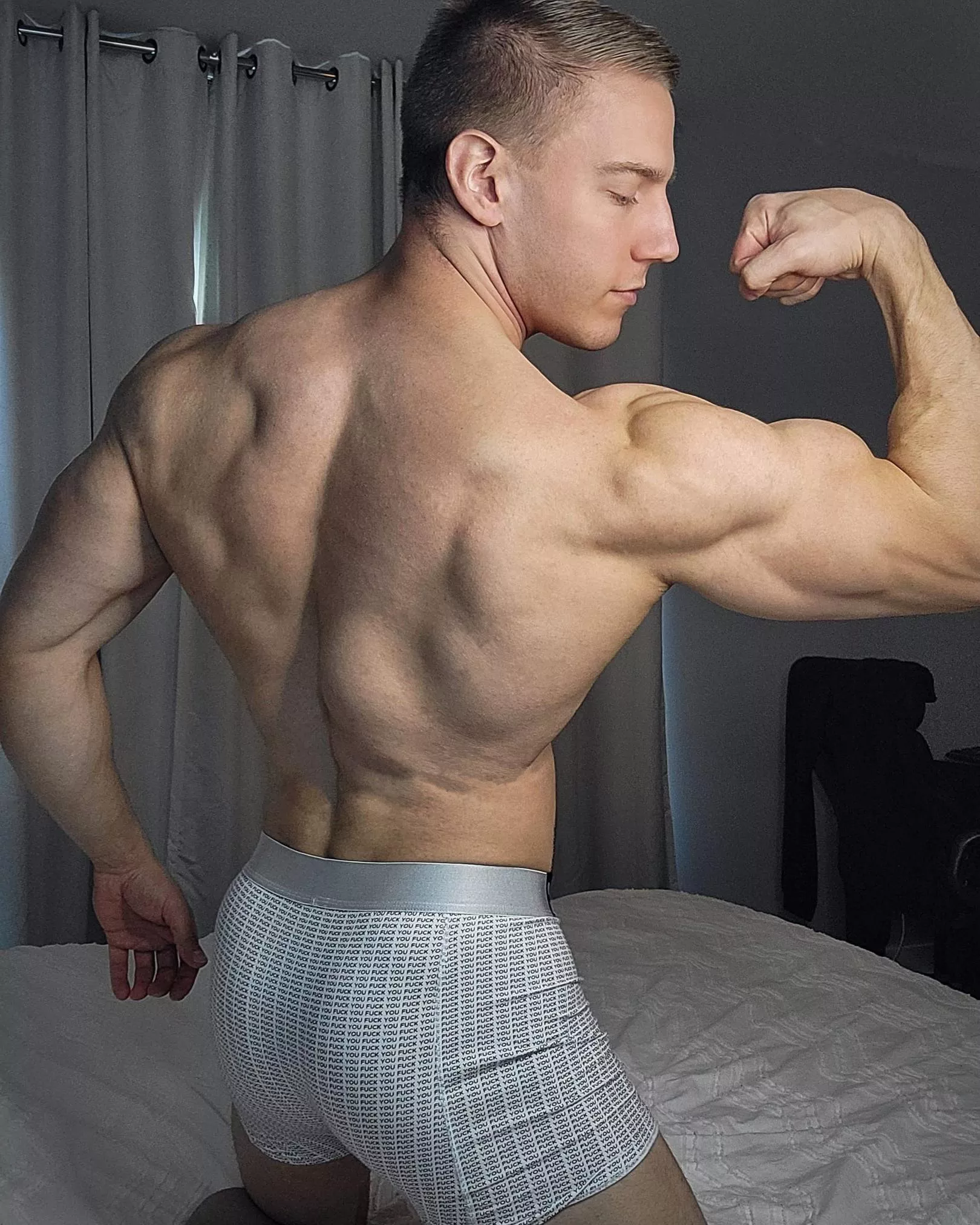 I definitely deserve a deep massage after my back workout. Ready to help me unwind 😈..?