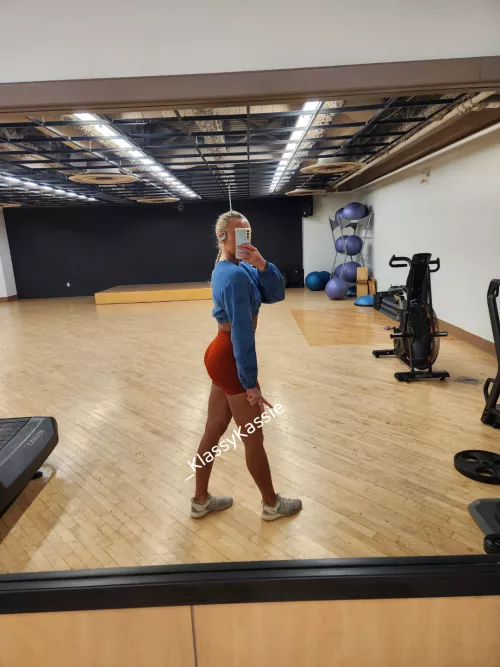 I love it when you spot me at the gym 🥵