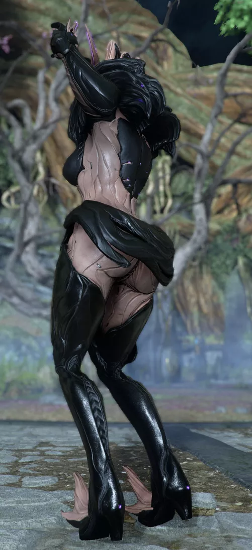 Just me or does saryn look like she's in thigh high boots and a mini skirt?