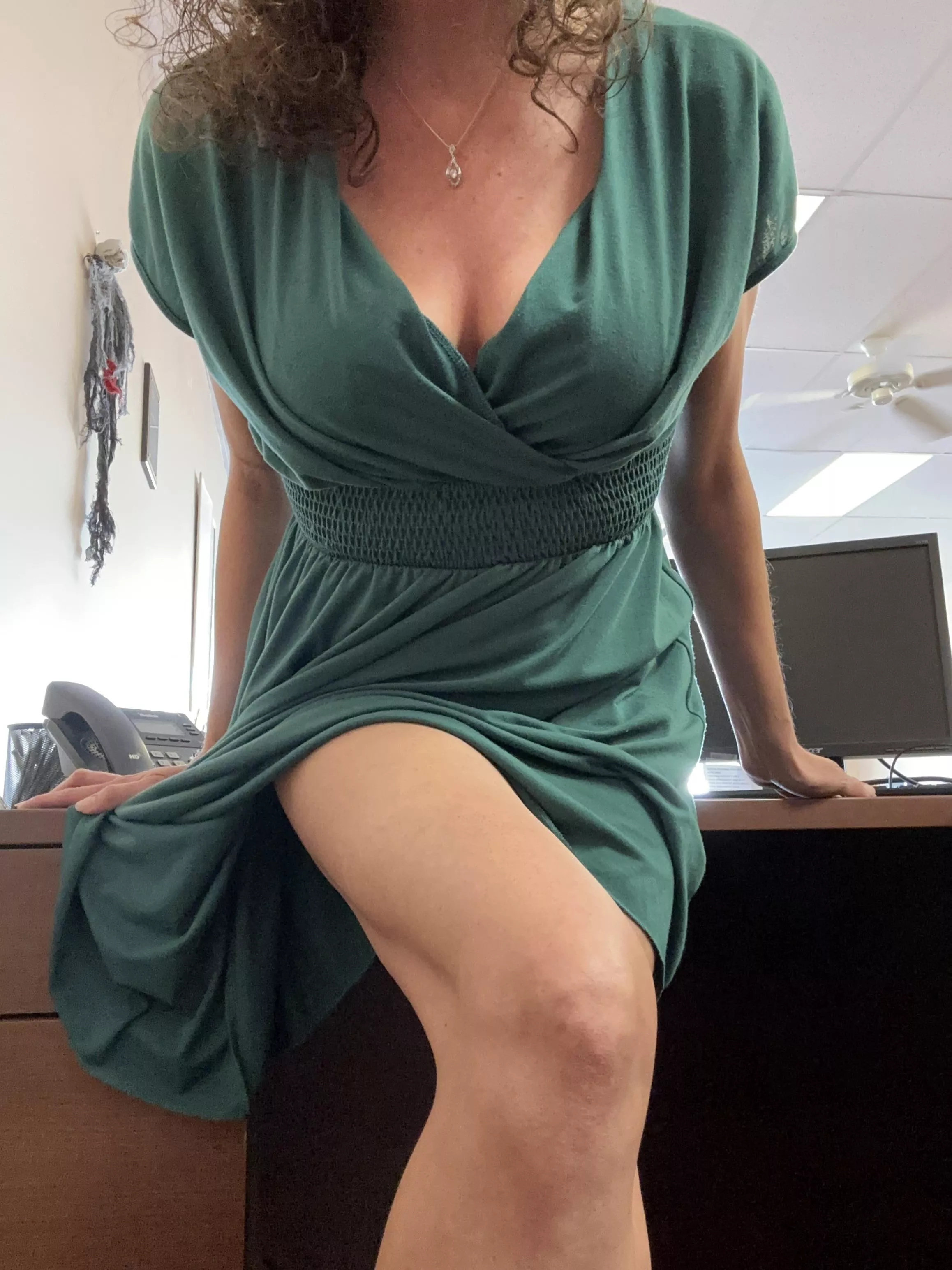 Last dress on a desk of the season 💚