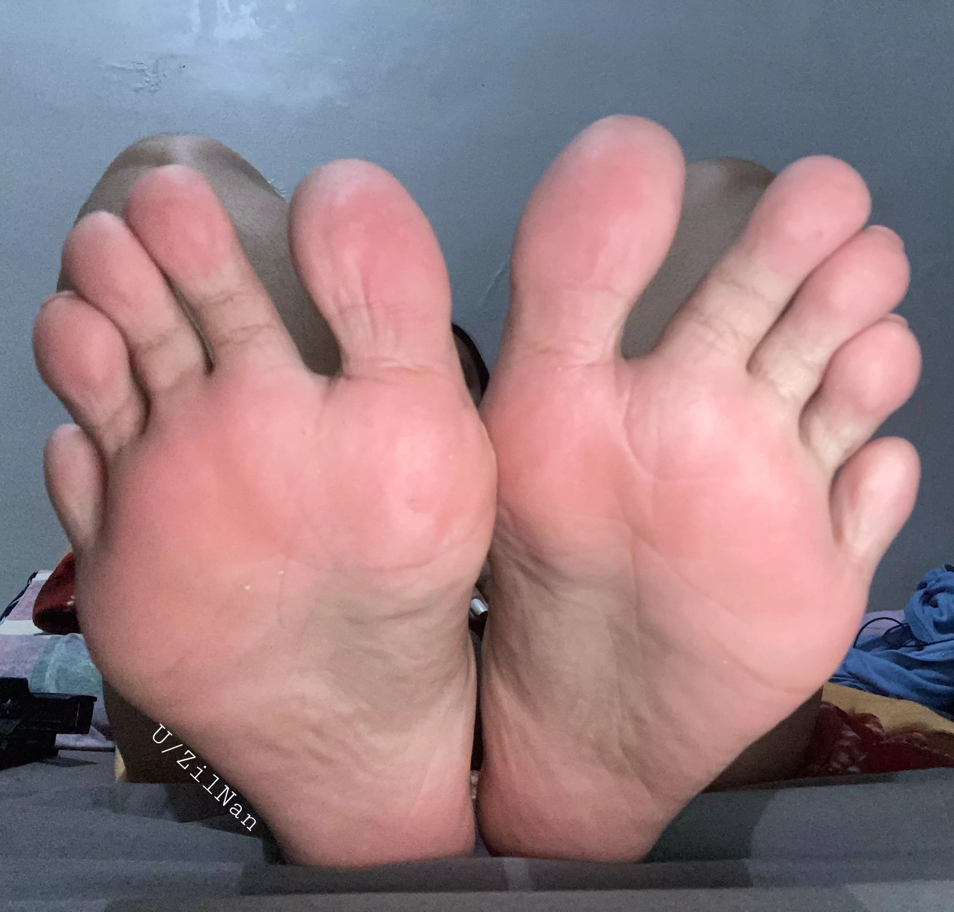  lick, kiss, suck and massage my feet 🤭