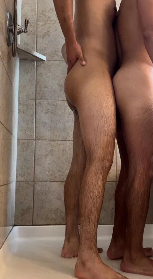 Men showering 😉🔥