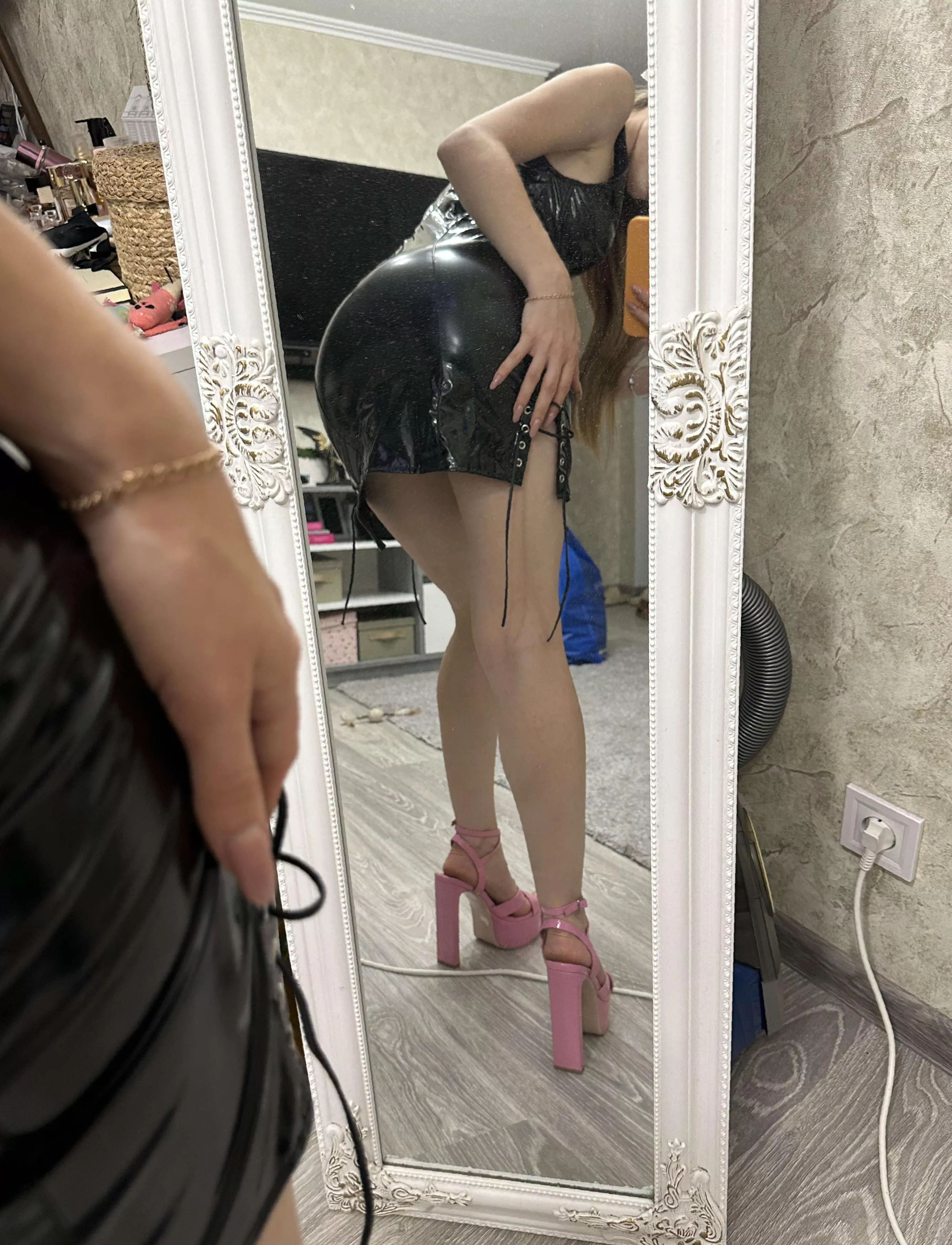 My booty looks insane in this latex