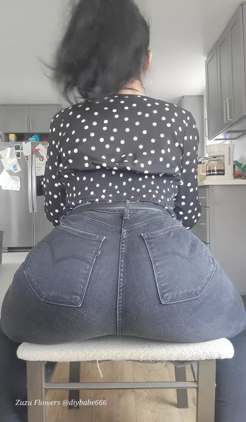 My pony tail is blurry but you get the picture lol my trans booty in levis 🏳️‍⚧️🖤